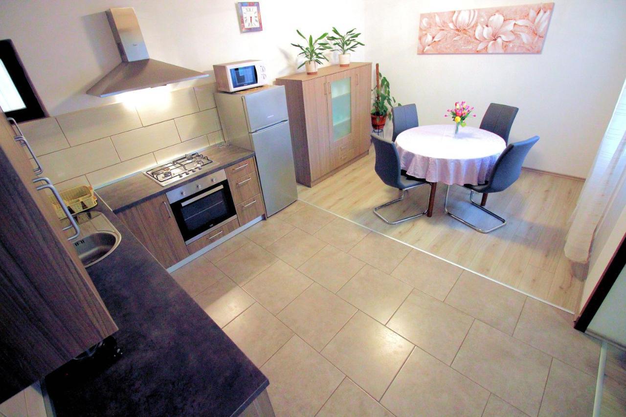Apartment Leana Selce Eksteriør bilde